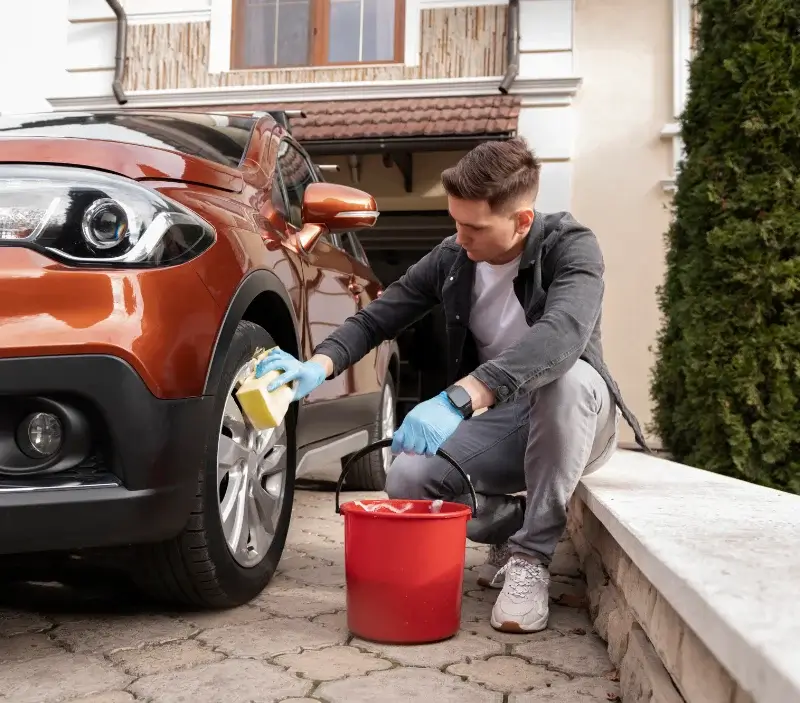 Lavage auto à domicile Bourgoin-Jallieu : professionnel intervenant sur un véhicule